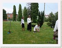 Przedstawicielka Rady Rodziców, pani Cisowska sadzi drzewko w ogrodzie botanicznym.